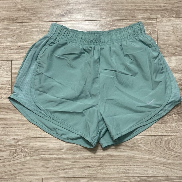 women’s Nike Dri-Fit tempo athletic shorts - Picture 2 of 4